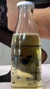 Je fais pipi dans une bouteille par un entonnoir