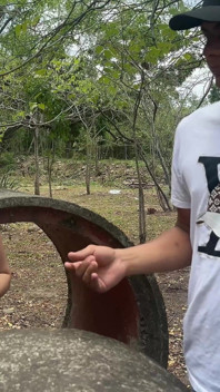 Găsesc o fată pierdută într-un parc abandonat și, în schimbul ajutorului, îmi dă o dracu delicioasă și delicioasă.