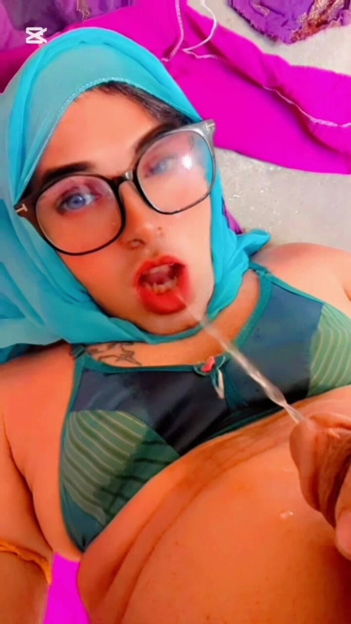 Apple00001: Bonita hijabi transgênero mijando na boca