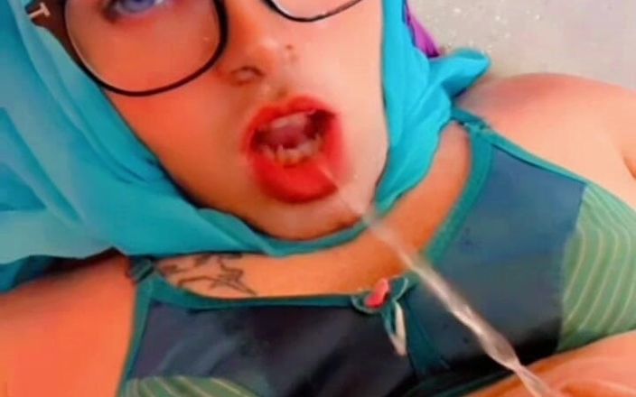 Jasiya: Frumoasă transsexuală hijabi se pișă în gură
