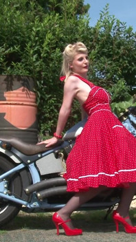 Una superba bionda con tette enormi le sta mostrando un corpo fantastico all'aperto