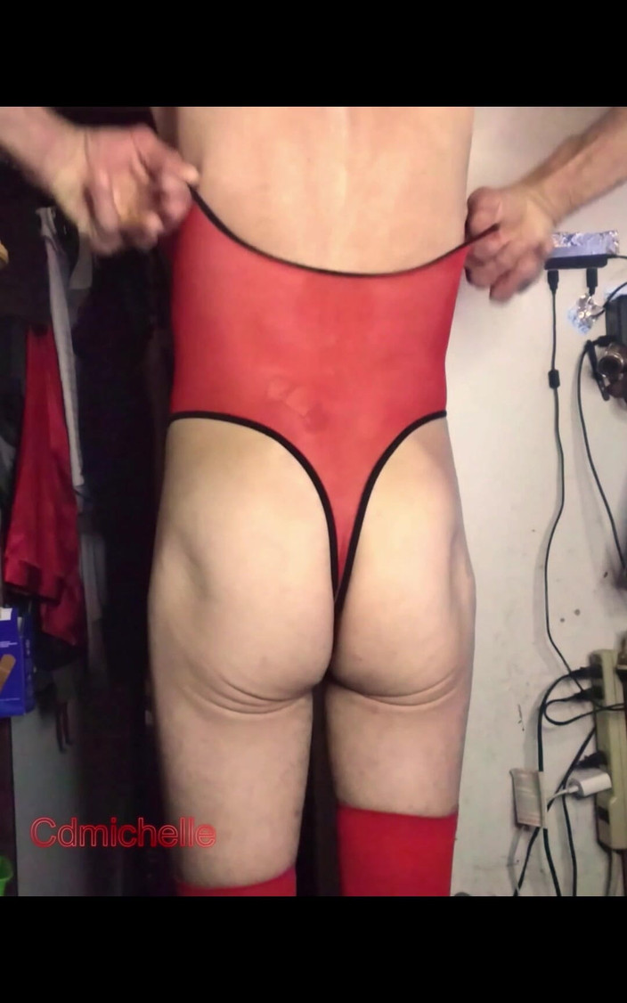 Crossdressers Cd Michelle wearing sexy lingerie: Cdmichelle kırmızı jartiyer külotu ve tek parça kırmızı tulum giyiyor
