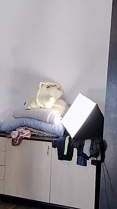 Mirsur: Latina Sexy Experimenta E Corta Roupas.