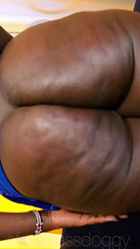 Un vestito blu che nasconde il culo grasso