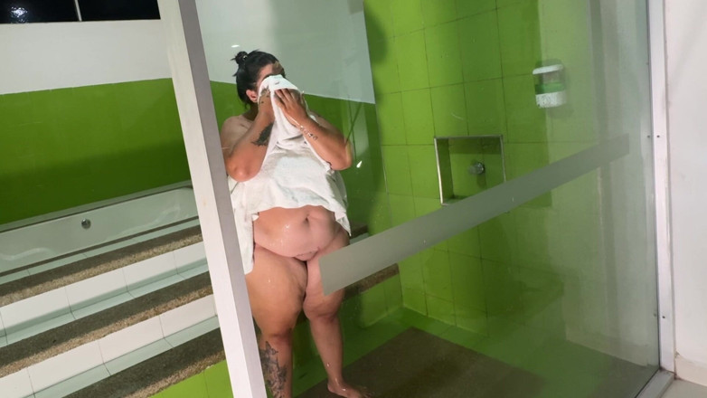 Lexly_16: Meu pod chupa meu pau e me deixa tomar banho...