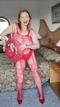 Tante seksi ini lagi asik goyangin toket besarnya pakai bodystocking