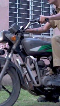 har vikalp ek kimat par aata hai! pulis meri patni ko chod rahi hai