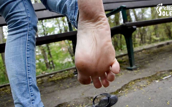 Czech Soles - foot fetish content: Босоніж шльопанці в парку