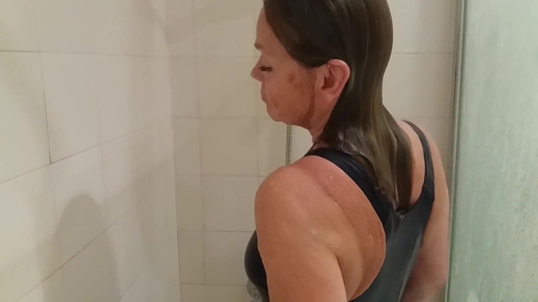 martinawest: Oma Met Een Strak Badpak Onder De Douche!