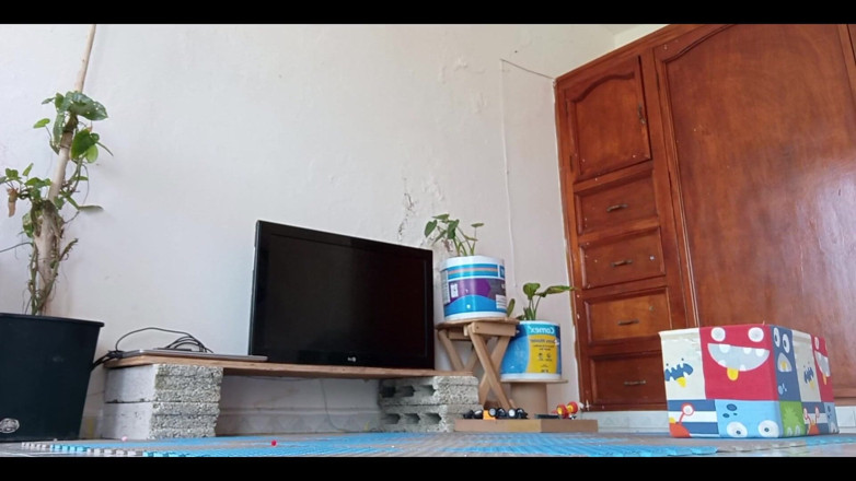 Karmicoxv: ミルフ・プトポブレが部屋でおもちゃを拾う