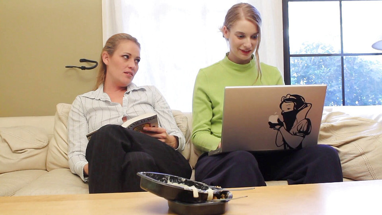 Naughty Girls: सबसे अद्भुत लेस्बियन सेक्स डीवीडी