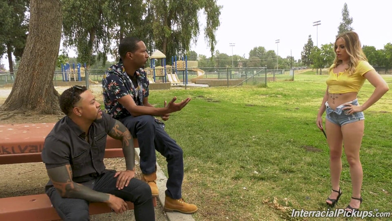 Interracial Pickups: Anna claire clouds dientot sama 2 orang asing