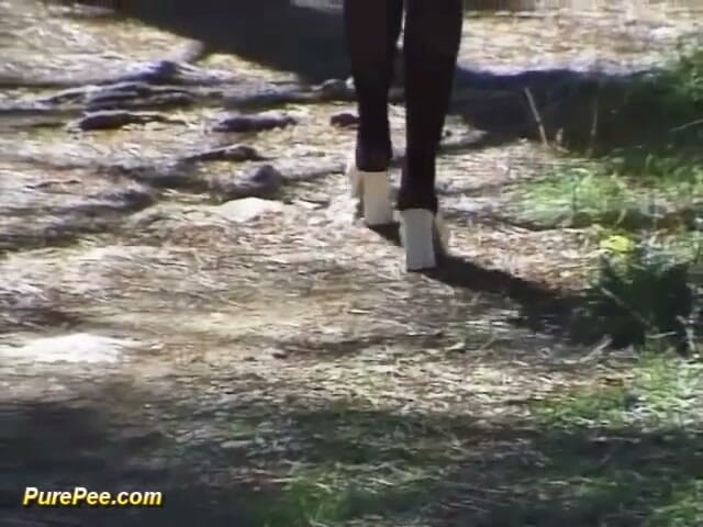 Pure Pee: Pissehose auf feld