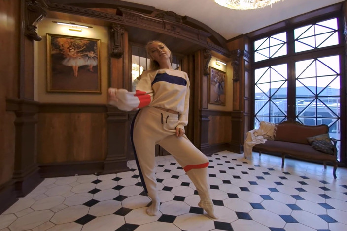 StasyQVR: Blondes Look Good in Anything