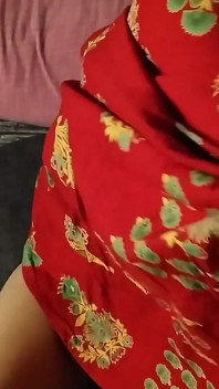 Une femme sexy fume une cigarette et préliminaires, partie sexuelle, seins, téton