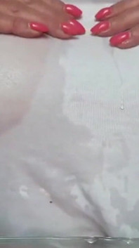 내 티셔츠를 젖게 하여 젖꼭지 오르가즘과 다음 냉각