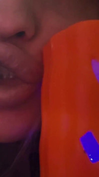 Eres más linda en rosa - ahora amordazate con mis bragas y gemido