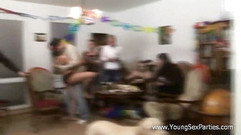 Young Sex Parties: Dva muži zbourají domácí dámy