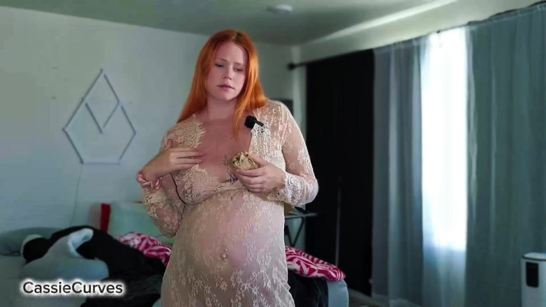 Cassie Curves: Growing Belly Addict
