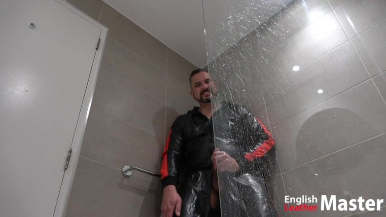 EnglishLeathermaster: カットされていないチンポからパパが放尿する