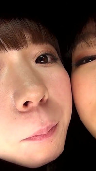 Himari Ogawa dan Mio Shinozaki Meliputi Awak Di Air Liur Dengan Lidah montel mereka