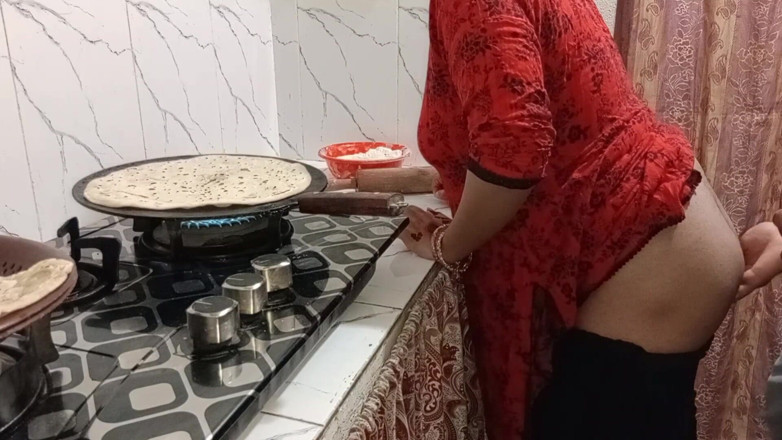 QueenbeautyQB: 부엌에서 섹스하는 인도 계모