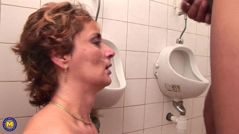 Mature NL: Le donne non dovrebbero essere nella stanza degli uomini!