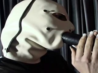 Absolute BDSM films - The original: Un gode fétiche suce dans un masque à gaz