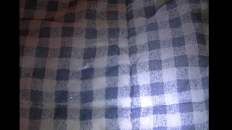 Mark Hannes: Cewek sange ini lagi asik masturbasi memeknya pakai vibrator di...