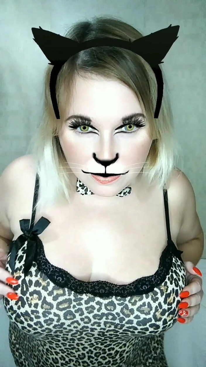 Whitekitten: Mollige MILF in Kattenkostuum Grote Tieten