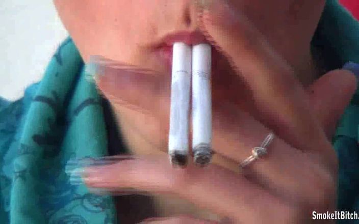 Smoke it bitch: Người hút thuốc đôi nóng bỏng nóng bỏng