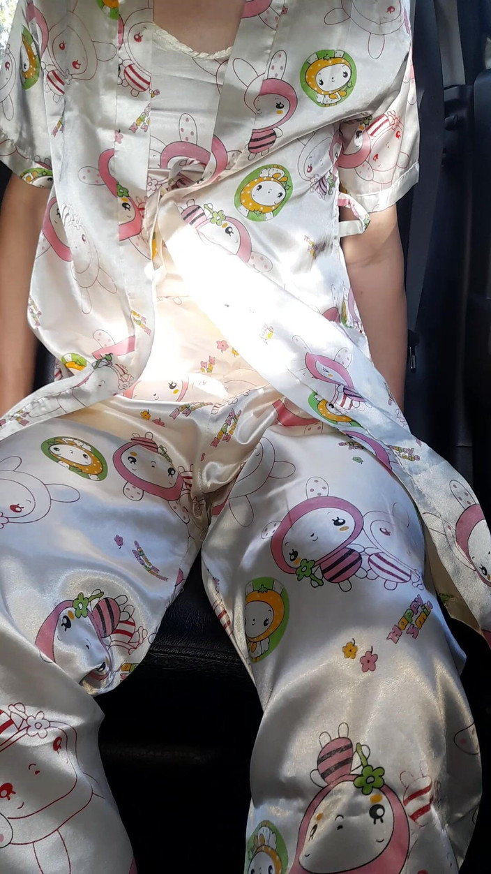 Naomisinka: Crossdressing y semen dentro de pijamas de satén con kimono...