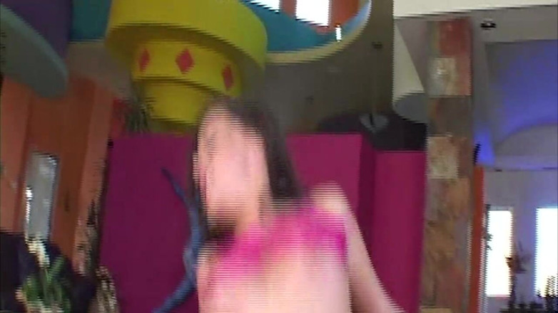 RetroTrashX: MILF rambut coklat panas dijolok hingga orgasme meletup semasa menghisap...