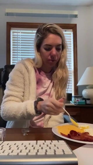 MissAlexiaC: 3分間食べる