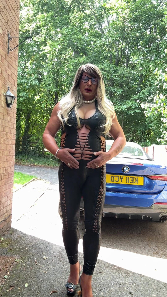 Kellycd2022: Si seksi crossdresser kellycd2022 dengan kostum black pvc catsuit and...