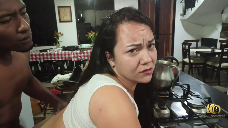 Rioc69: Rioc учит Anita, как использовать кухонный стол