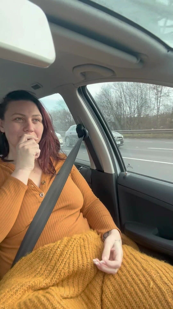 Lustful Libertines: Yaşlı ama goldie - arabada bardağa işiyor