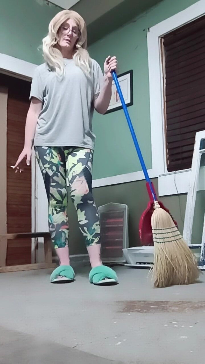 Longtoes45: Gozando nos chinelos da mamãe