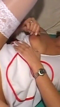 Asistentă matură sexy ia o pulă groasă adânc în cur