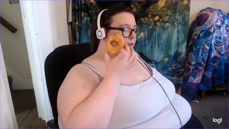SSBBWLadyBrads: Den största chefen matar mig munkar