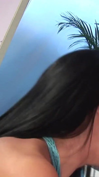 O brunetă sexy în baie este futută de o pulă dornică
