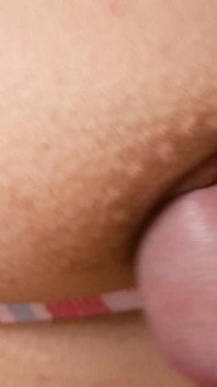 Seksi Taylandlı kız Eve otelde sert yaraklı bir turist tarafından sikiliyor