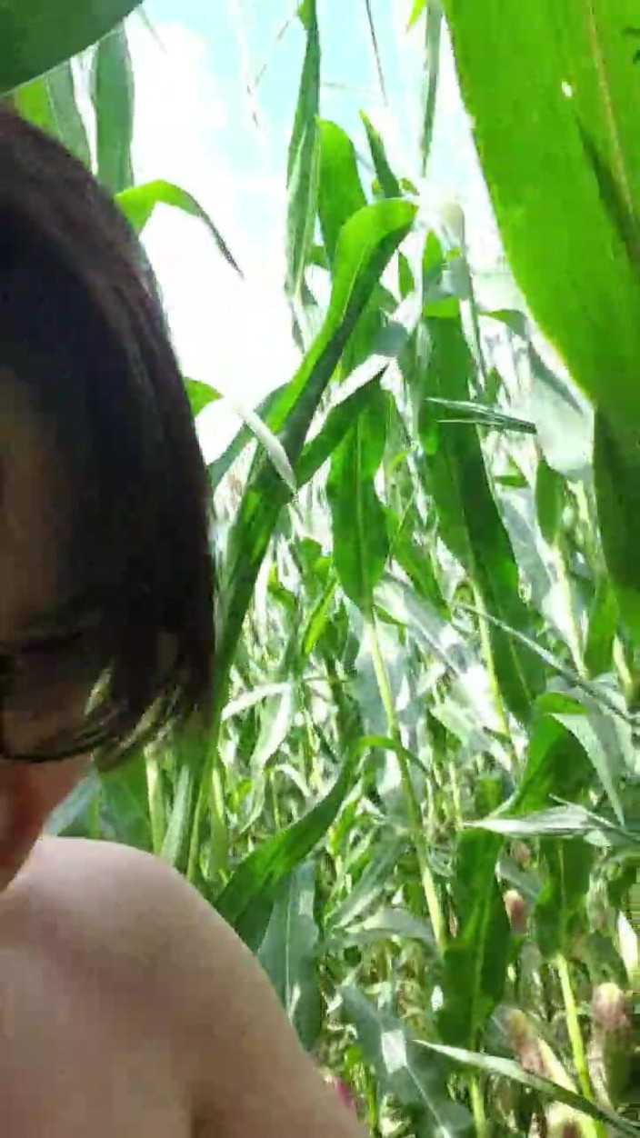 JulieEroticDress: Diversão nua no milharal com cobs