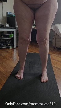 Ateşli orta yaşlı seksi kadınla sabah yogası!