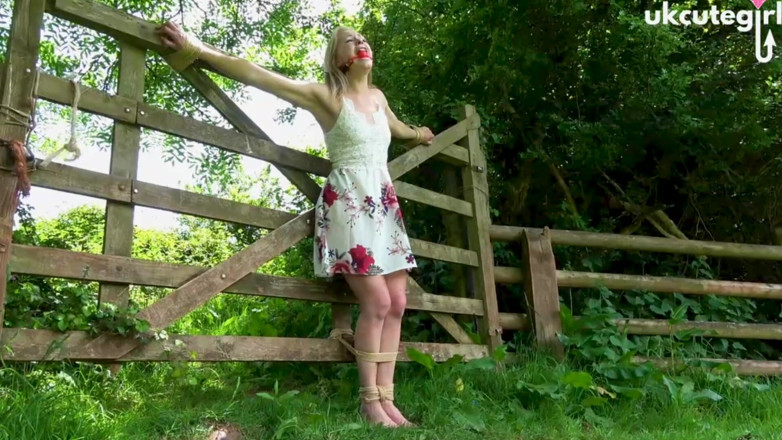 UKCuteGirl Lucy Lauren: Damsel svázaná k gate crucifix bondage a ballgagged