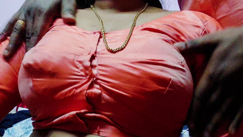 Desi Mohini: Desi Mohini Hot MILF nadržená služka má sex s mladým...