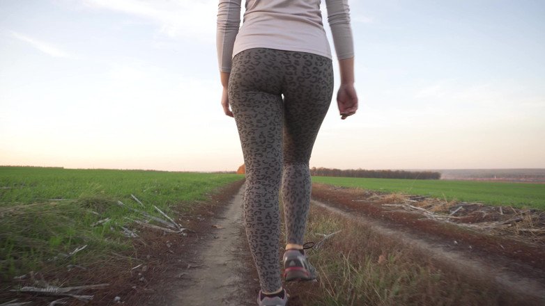 Teasecombo 4K: Поклоняйся моей ходящей заднице милфы в тугих леопардовых леггинсах