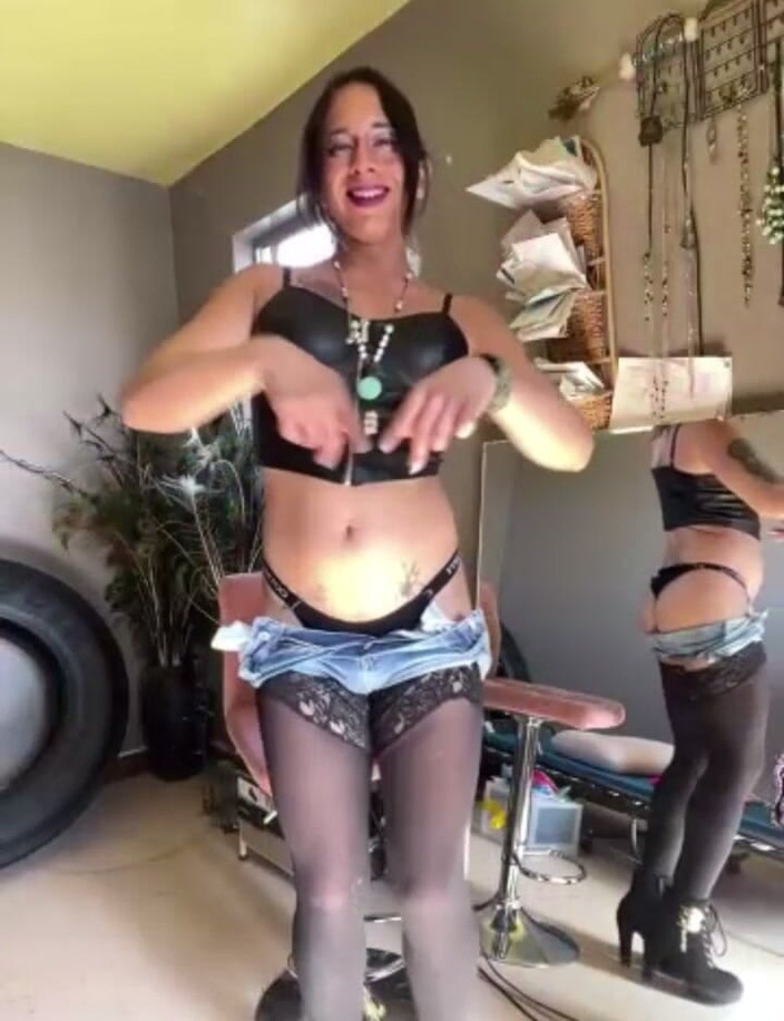 TSJade95: Sexy Lil striptease mientras vive en cam