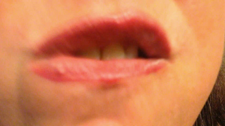 Lily Lipstixxx: Beruang gummy makan