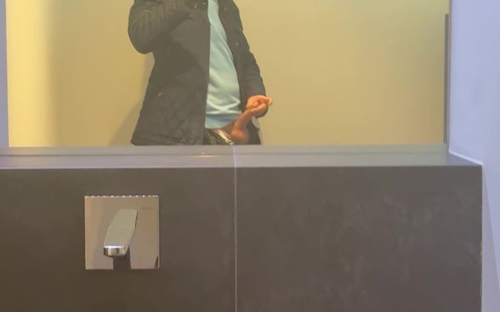 GayDuplo: Masturbare în Wc de cinema
